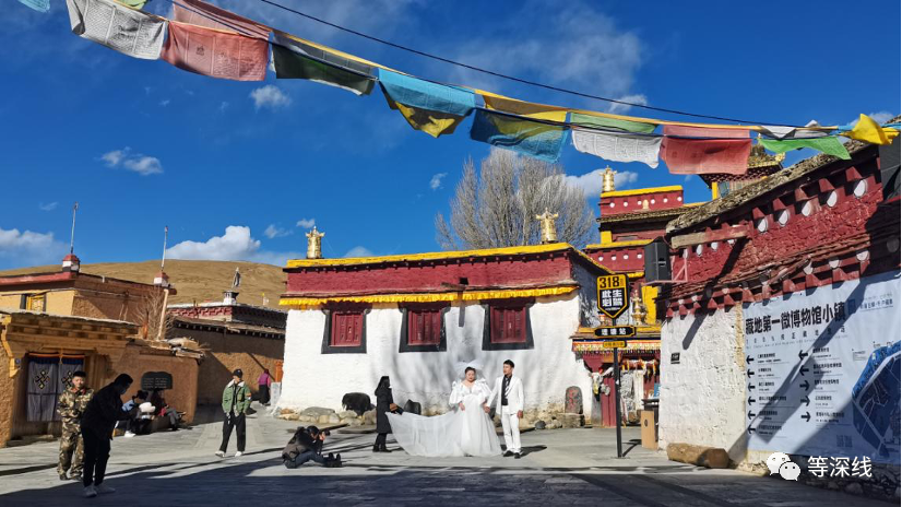 游客在理塘县勒通古镇拍摄婚纱照。如今，这里已经变成了网红打卡点。《等深线》记者郑丹 摄