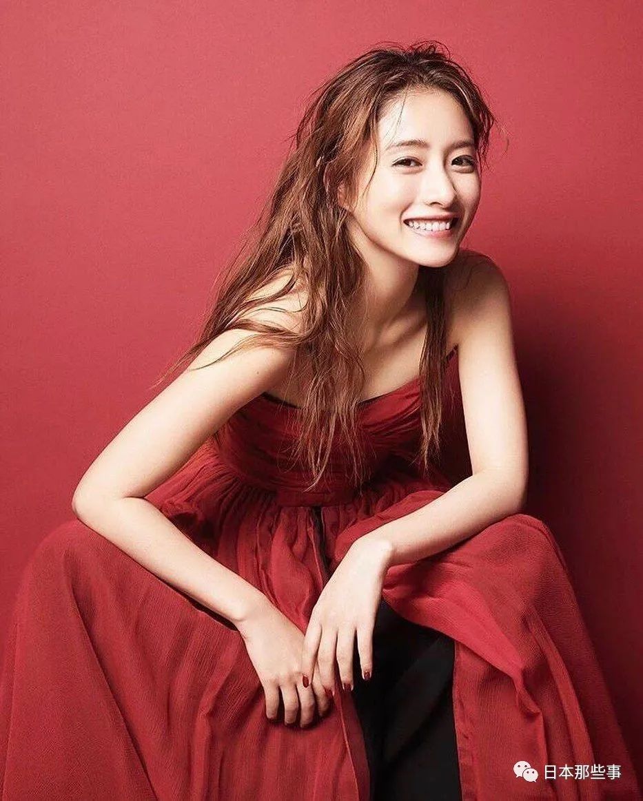 石原里美逛街时无名指佩戴戒指 或将于近日结婚|石原里美|日本女星