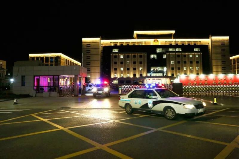 「青岛西海岸新区」黄岛公安:"大巡防"警灯闪烁护平安