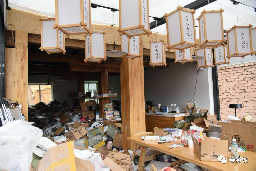 丁真的粉丝送的包裹堆满了仓央书房，其中大多是书籍。《等深线》记者郑摄