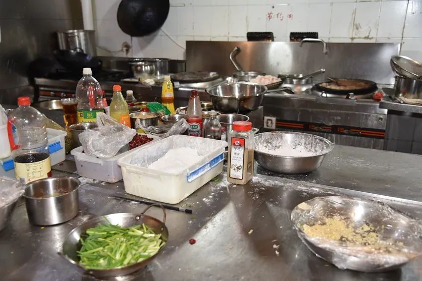 厨房脏乱差,设施设备不全,物品摆放杂乱无秩序