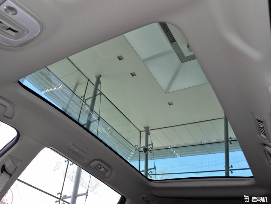 该车配备不可开启全景天窗,能有效提升车内通透感,而且车内采光效果也