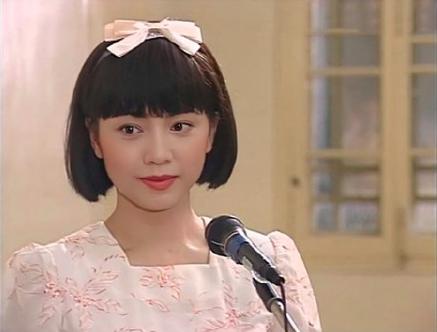 邓萃雯年轻时小萝莉的俏模样,试问有谁可以抗拒?