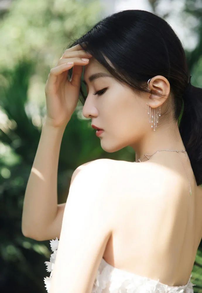 乔欣穿白色抹胸裙露美肩冰肌玉骨魔鬼身材性感迷人