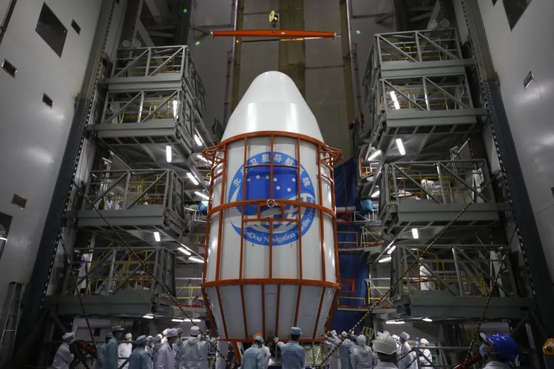 ▲ 长征三号乙运载火箭正在进行总装(肖国军 摄)