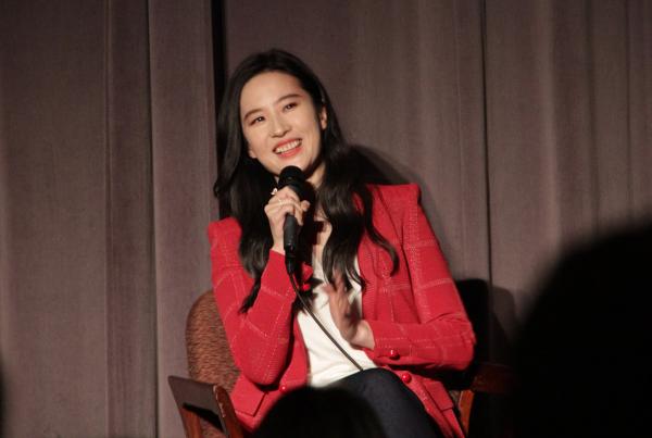 刘亦菲穿红色小西装出席《花木兰》洛杉矶放映会 笑容甜美仙气儿十足