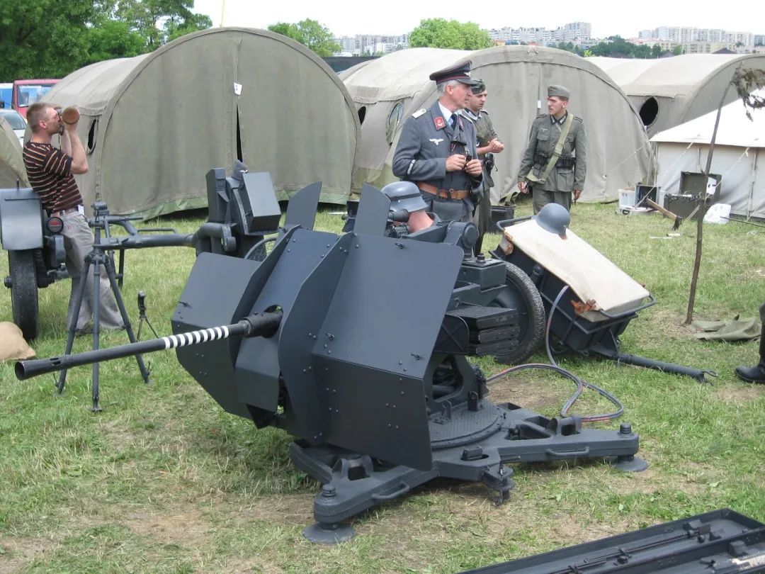 游戏里大杀四方的"刺拳"火箭筒,为啥在现实中很无能?|轻武专栏