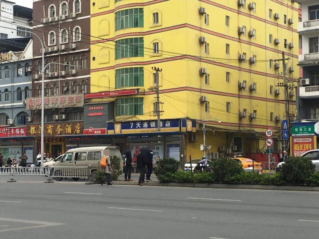 南宁江南客运站门前没有斑马线,行人冒险横穿绿化带!交警回应