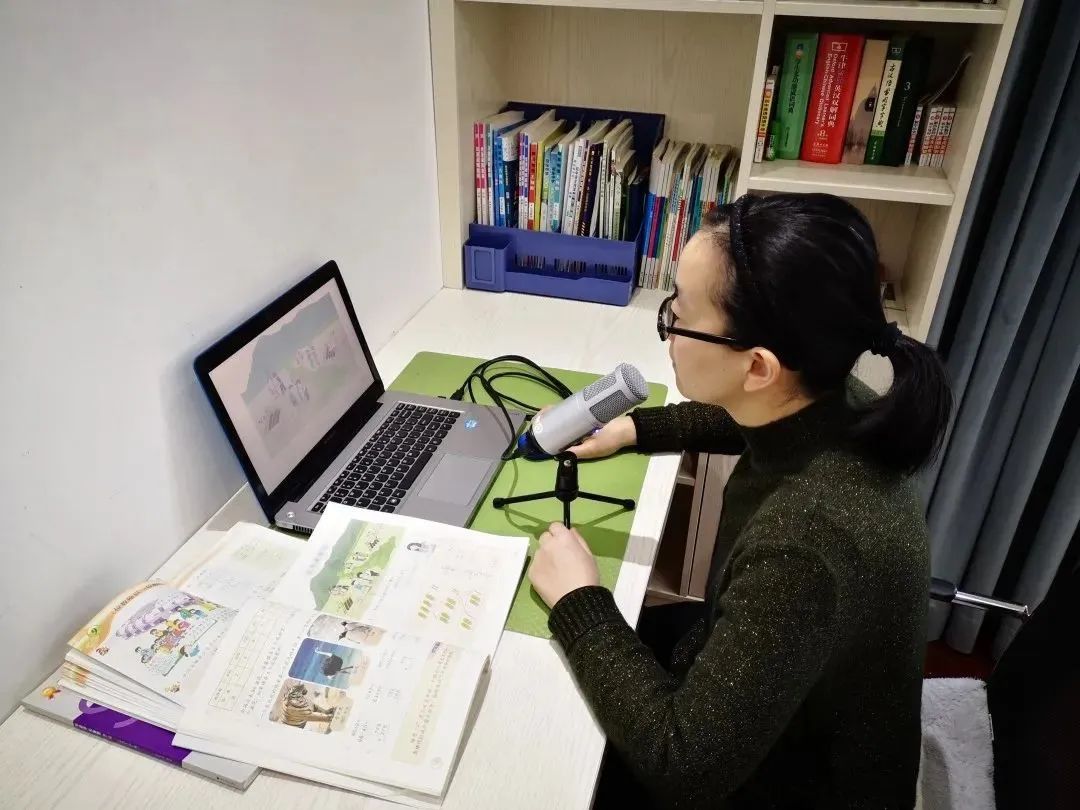 三亚一老师冒雨在巷子里蹭网直播上课,学生:这是最"硬核"的网课!