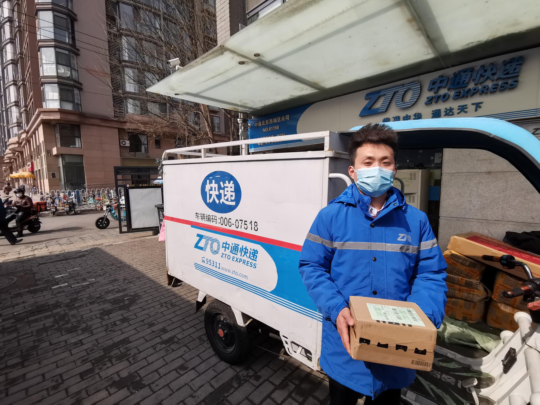 对话国新办发布会紧张哥开完会我就接着送快递去了