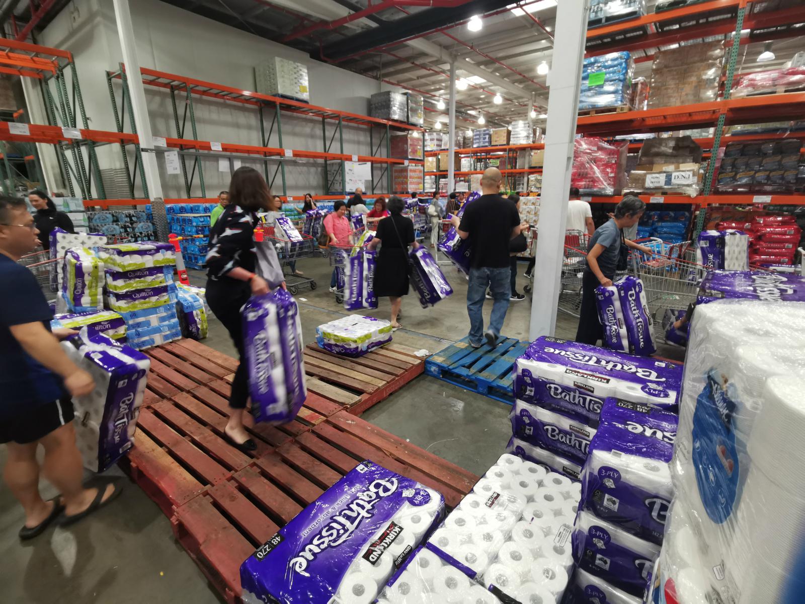 顾客在开市客超市中购买大量卫生纸.新华社记者白雪飞摄