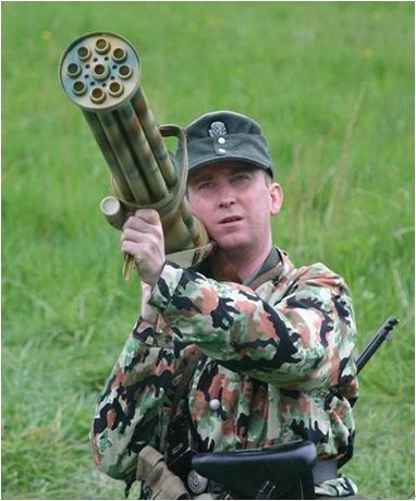 正文  前段时间,战地5游戏中出现了一款名为"刺拳"的单兵防空火箭筒