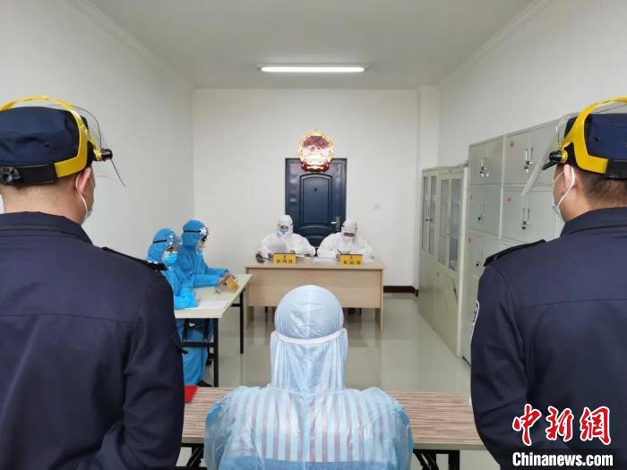 图为看守所内的庭审现场. 和林格尔县法院供图