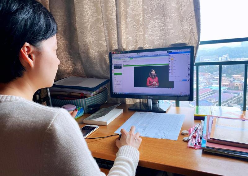 马琪君老师积极备课,和同学们进行讨论交流