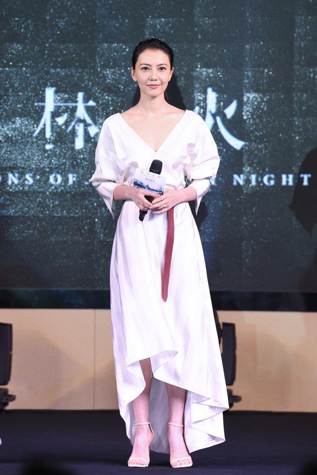 高圆圆满满高级感,低马尾搭配白色连衣裙现身真时髦,女神范十足