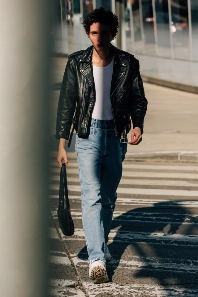 如果你的腿细,就算是身材并不高大,用条紧身破洞牛仔裤来搭配皮夹克