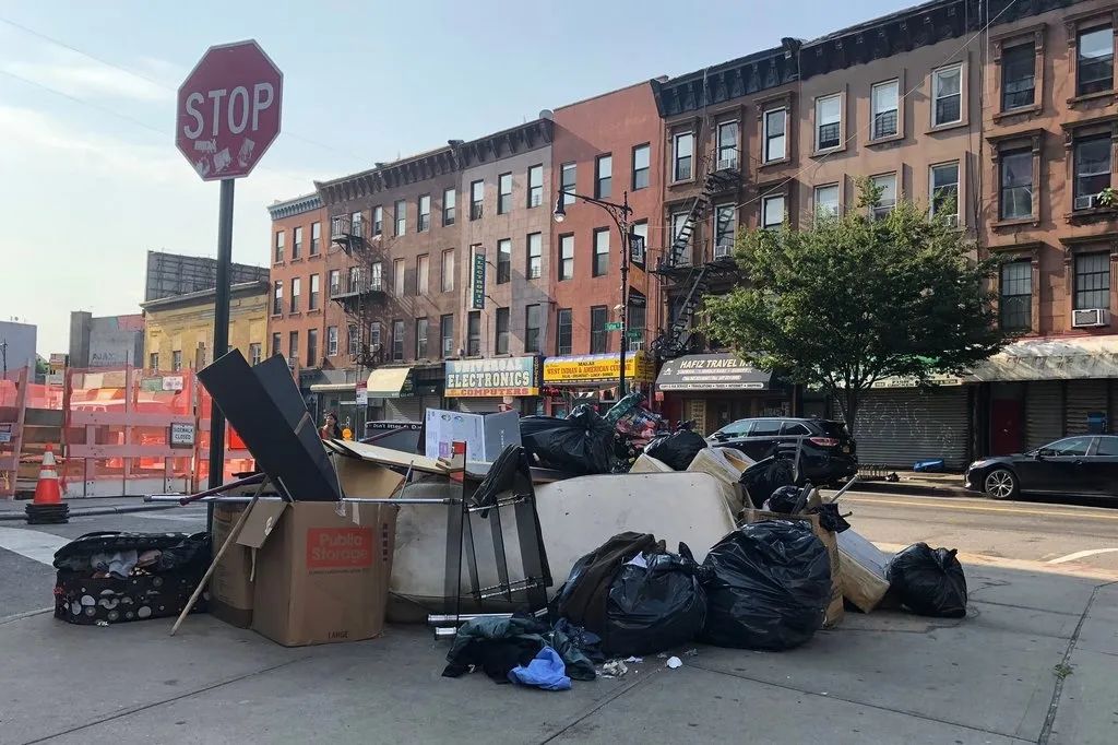 而由于城市规划问题,纽约采取垃圾车上门采收制度,所以垃圾只能堆放在