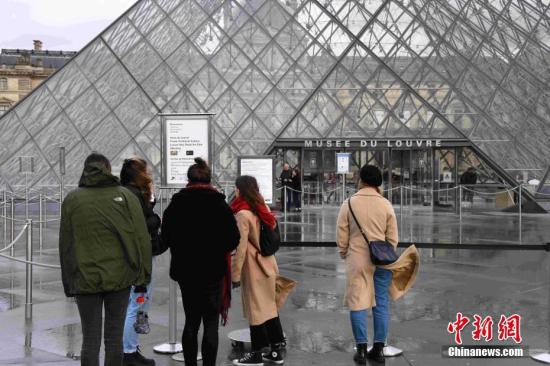 当地时间3月2日,位于法国巴黎的卢浮宫受新冠肺炎疫情影响持续闭馆,卢浮宫工作人员担心疫情继续拒绝上班。卢浮宫1日已因相同原因而全天闭馆。中新社记者 李洋 摄