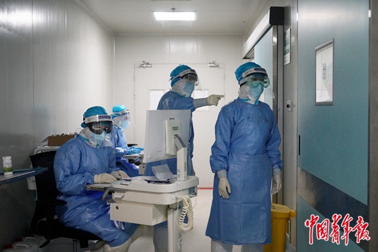  2月29日凌晨，武汉市第一医院负压ICU隔离病房外，护士们在工作。中青报·中青网见习记者 李强/摄