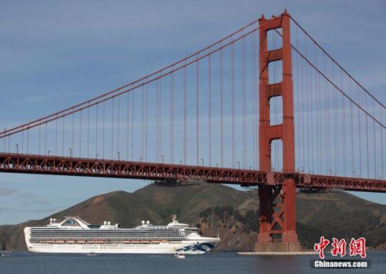 当地时间3月9日，“至尊公主号”邮轮穿过旧金山金门大桥。中新社记者 刘关关 摄