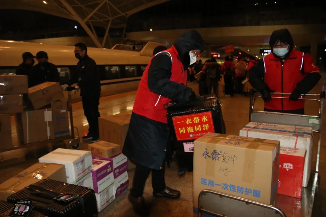 做事人员在武汉火车站搬运医疗物资(中国铁路武汉局集团公司供图)