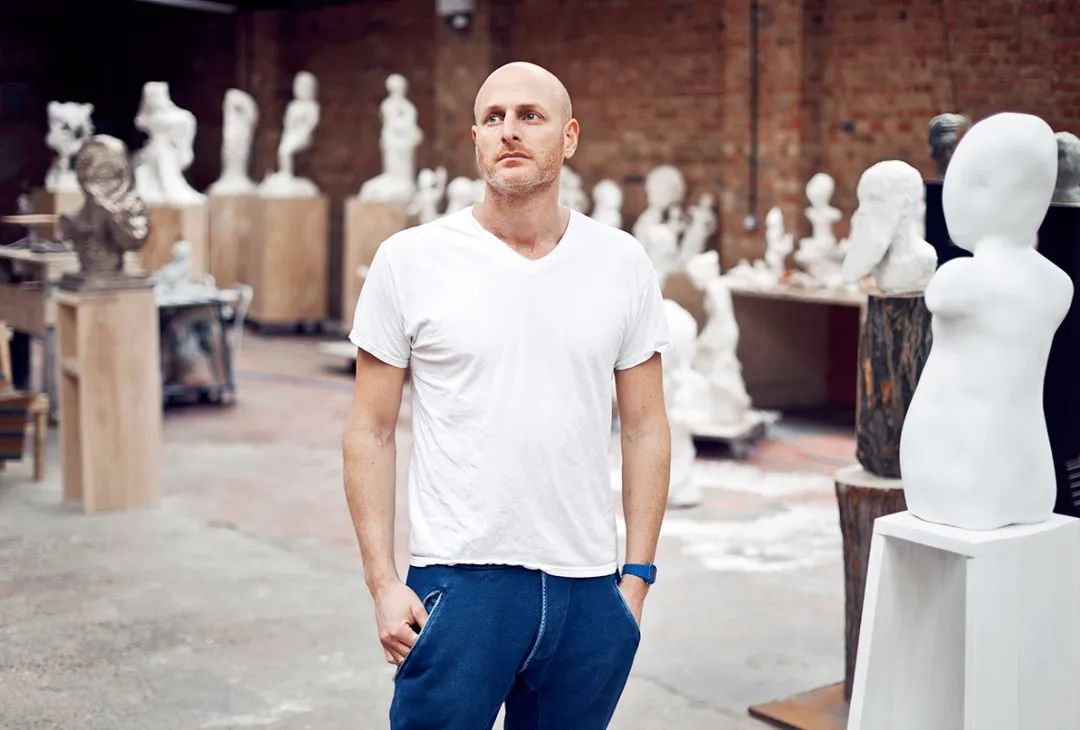 来自法国的艺术家benoit lalloz则负责灯具的设计,在整栋建筑中随处