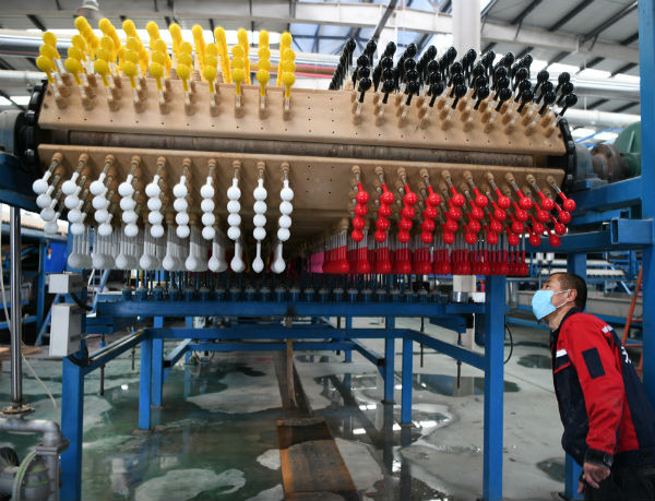 自动化气球生产线自1月27日正式复工以来,天朔医疗坚持疫情防控和项目
