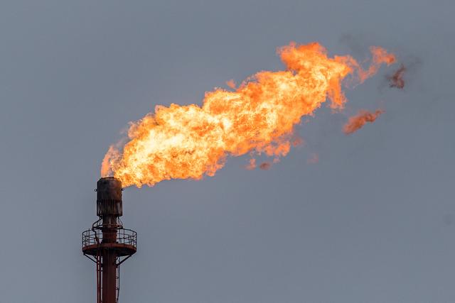 俄罗斯采油厂烟囱喷出熊熊火焰 场面壮观