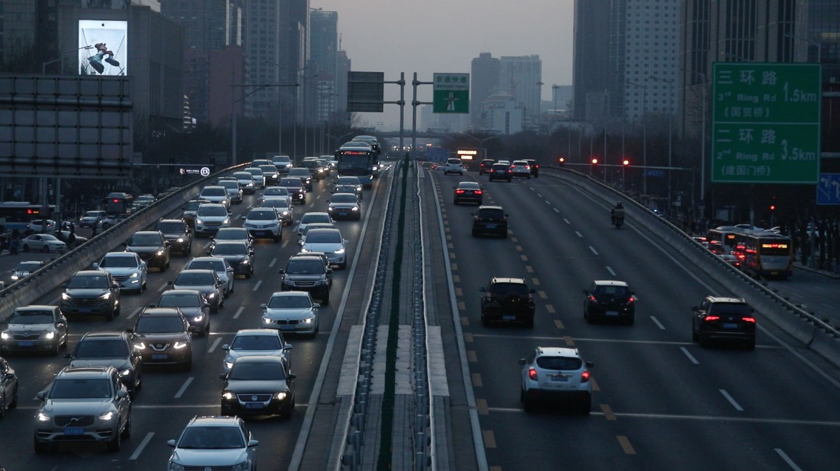 今天18时开始,京通快速路由西向东车行缓慢,直到五环外才恢复畅通.