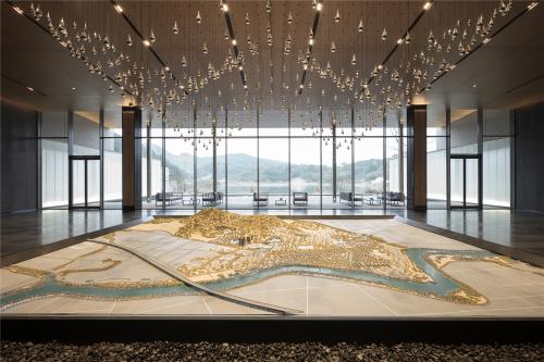 6969下沉式的区域沙盘结合水滴的动感装置艺术,把前后两个湖的水