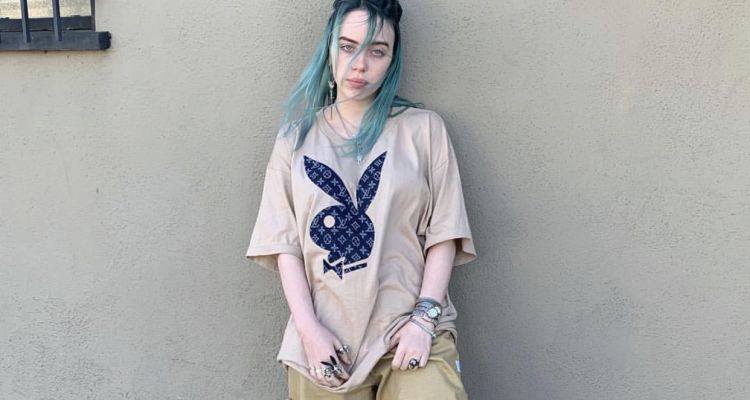 明星billieeilish在巡演上性感脱衣秀出丰满上围引全场粉丝尖叫