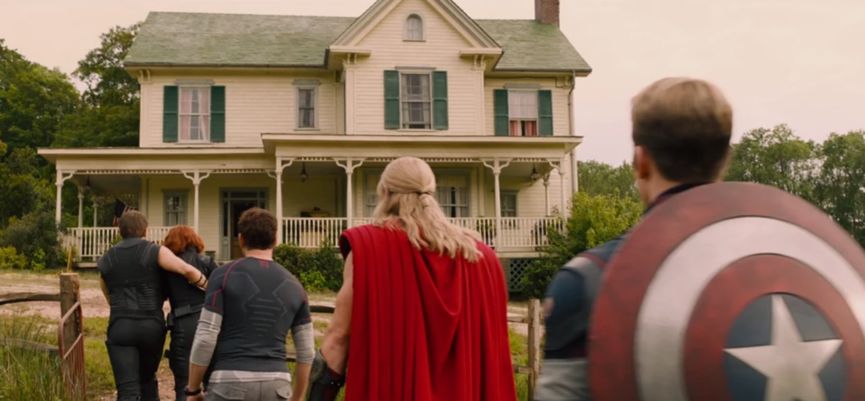 绯红女巫用能力扰乱了黑寡妇的心智,让她看到了十多年前她在红房子