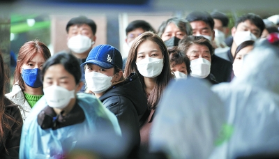  3月10日，在韩国首尔九老区，人们排队等待检测。新华社发  