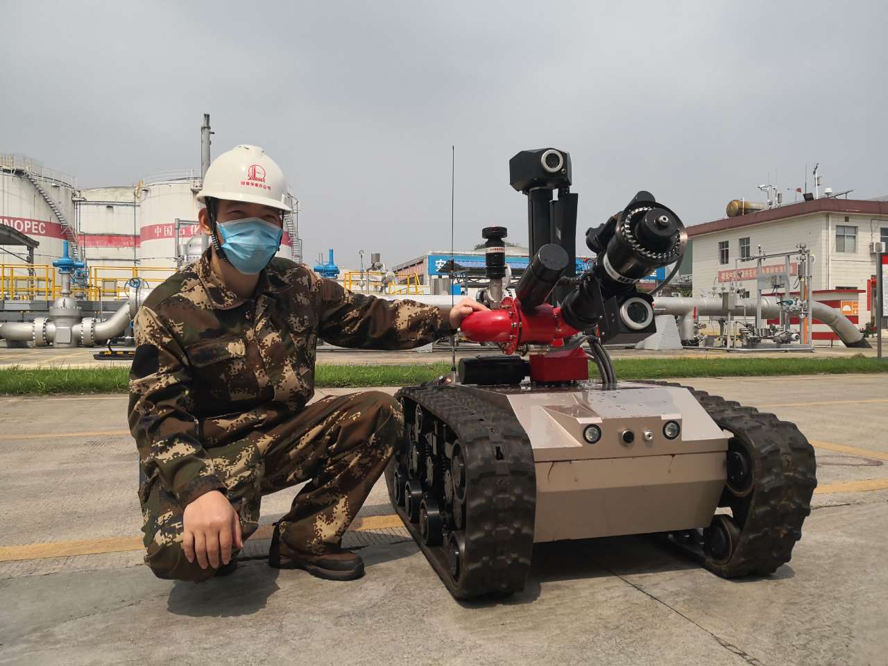 黎塘站消防队员与消防机器人