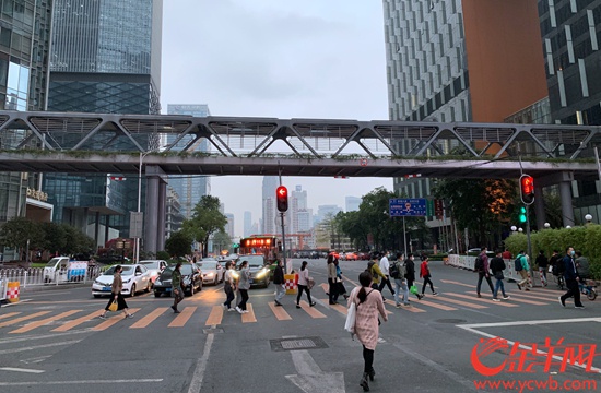 带雨棚可争"五佳"的珠江新城冼村路兴盛路连廊为何上锁无法使用?