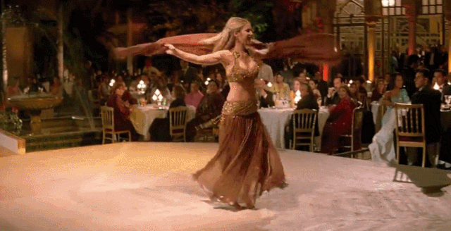 她的诚意和坚持,不仅打动了伊丝玛汗,教会她肚皮舞的真谛.