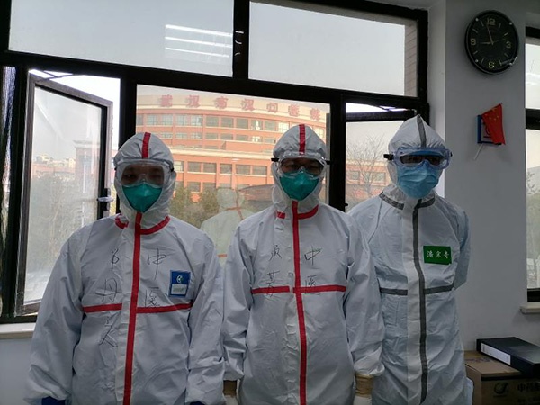 广东省中医院援助湖北汉口医院的中医小分队成员郑丹文（左）、颜芳（中）潘宗奇（右）。