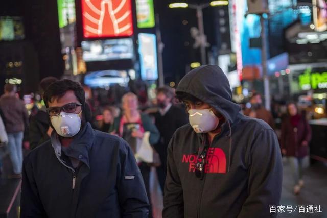 △ 3月7日,美国纽约曼哈顿时报广场,戴口罩的走人。