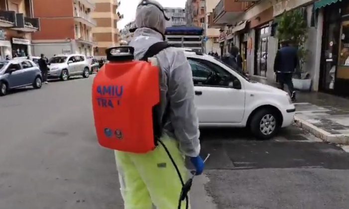 意大利华人在阳台晒腌制鸡翅 被民众当成蝙蝠举