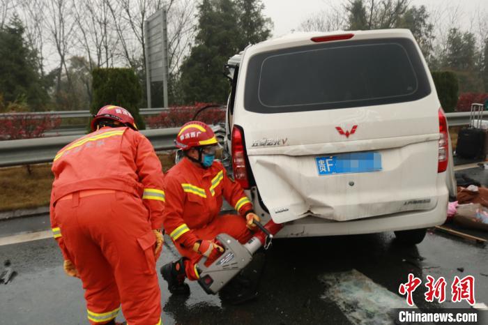 广西桂林高速两车追尾4人遇难 消防冒雨救援