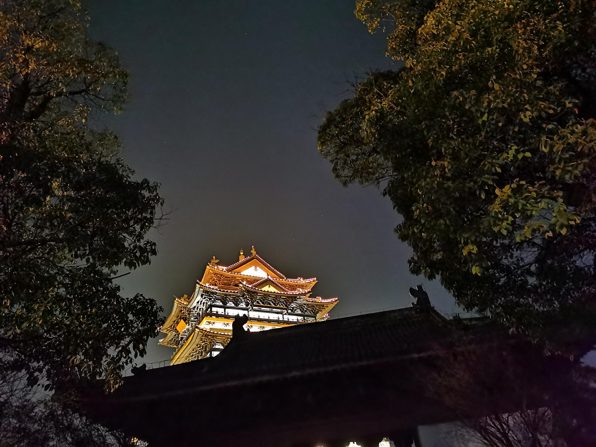 湖州有两座地标性的小山:道场山和仁皇山,一老一新.