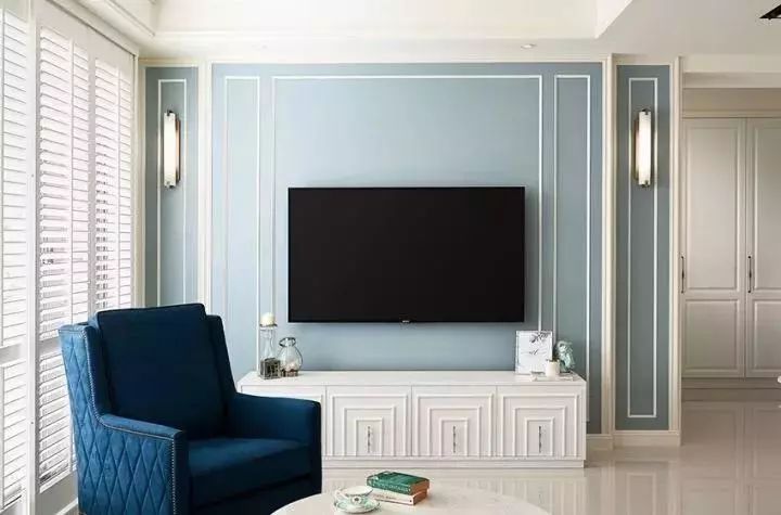 彩色墙面 同色石膏线,自然而然地营造出一种全新的复古气质,用复杂一