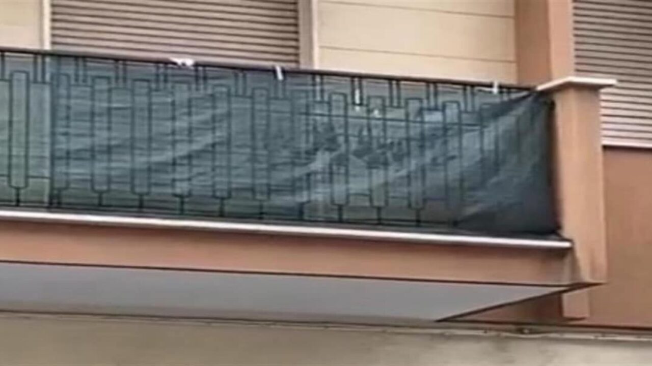 意大利华人在阳台晒腌制鸡翅 被民众当成蝙蝠举