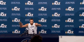  戈贝尔故意摸话筒。