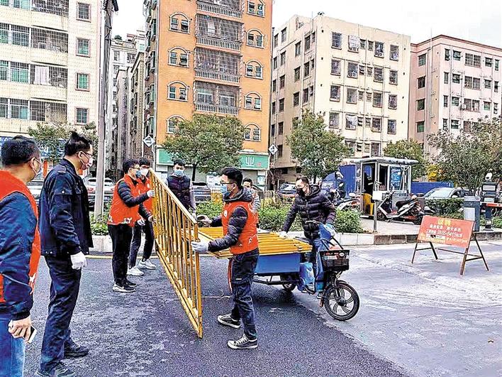 开展“千警下格”补充人力 为留观人员采购物资