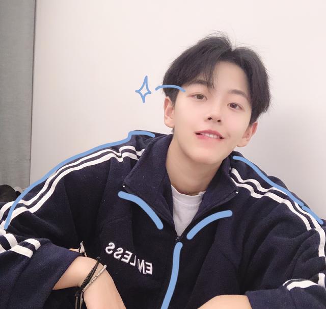 刘梦帅气赶超男偶像穿搭韩范又中性雌雄难辨在女团中实属少见