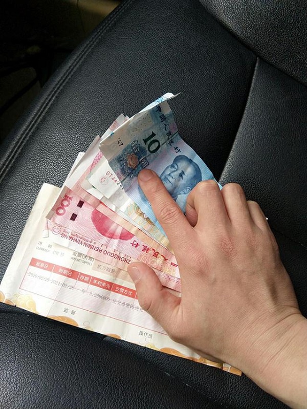 元现金不慎遗失,幸亏好心人捡到后及时交给了民警,最终钱款被回到阿婆