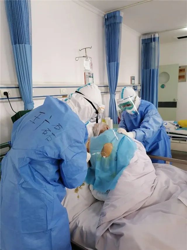 "大哥"带领医生们,救治了28名患者|疫情|中心医院|新冠肺炎_新浪新闻