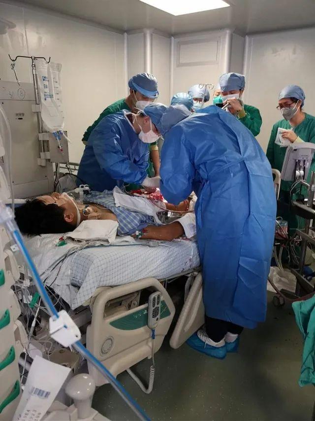 【惊心】28岁小伙猝死,广东医护1.5万次胸外按压救活!