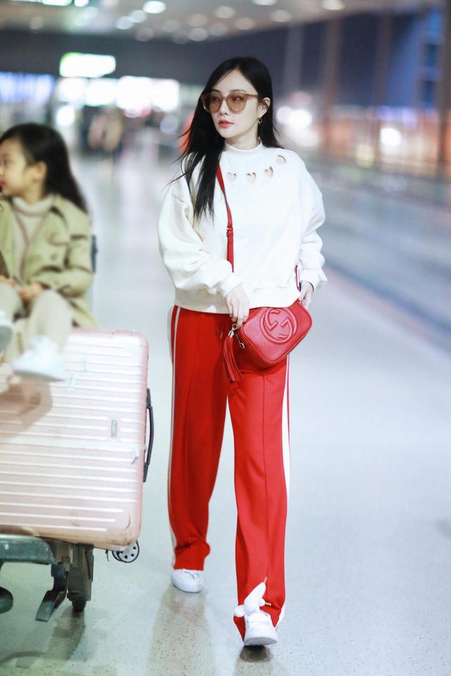 李小璐真是放得开,穿红色皮裤大秀"香肠腿",好身材藏不住